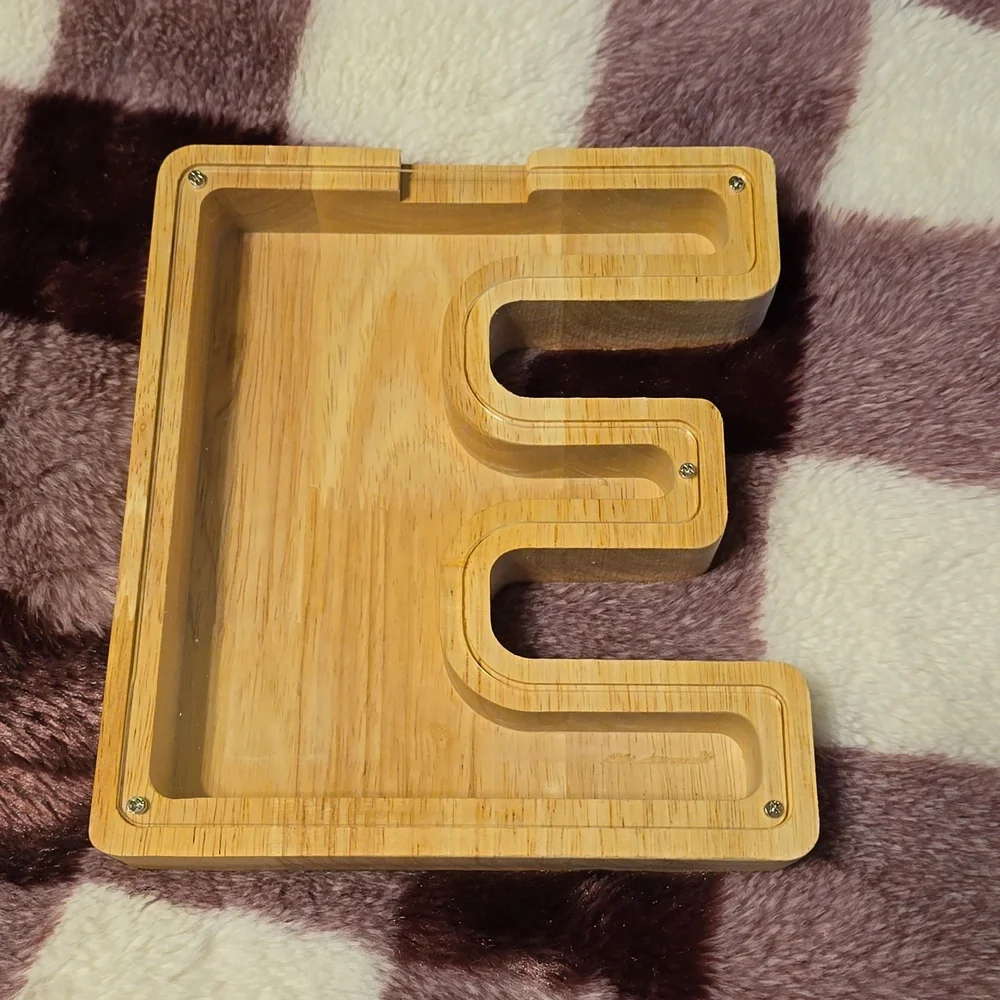 Initial "E" wooden bank - Picture 1 of 3